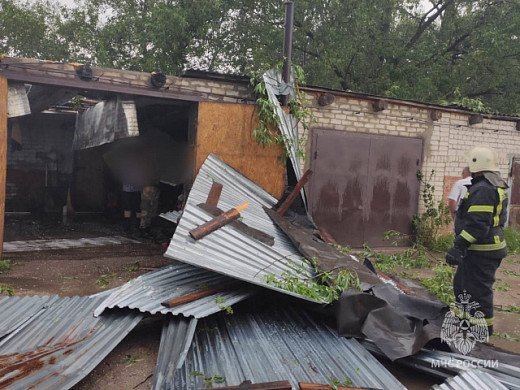 В Палехе с гаража ветром сорвало кровлю